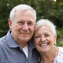 Coppia anziana sorridente e sana